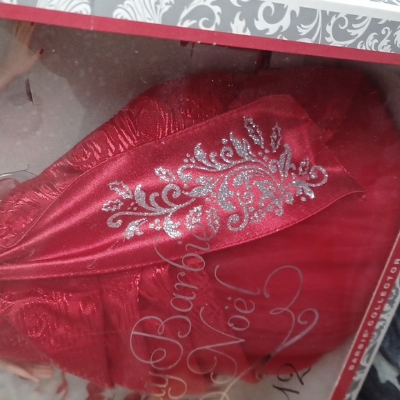 2012 Barbie Red Silvery Satin Jacquard Tulle Holiday Gown Doll Mattel #W3537 - Picture 4 of 11
